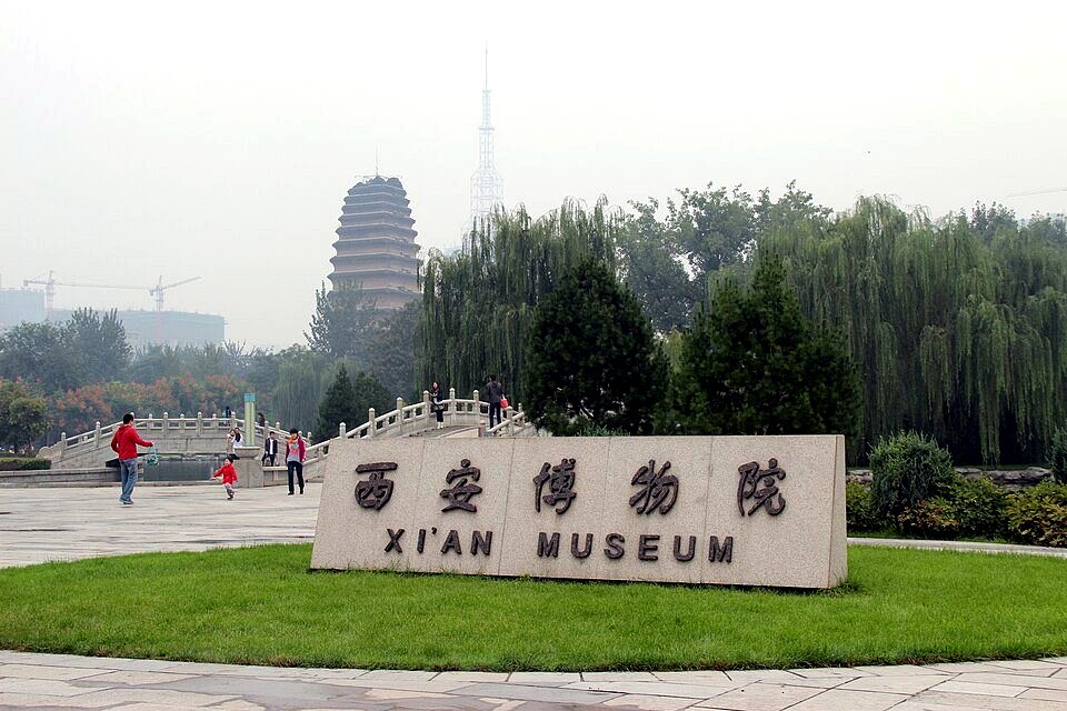 Xiaoyan Pagoda rising beside the grounds of Xi'an Museum under a vivid blue sky.