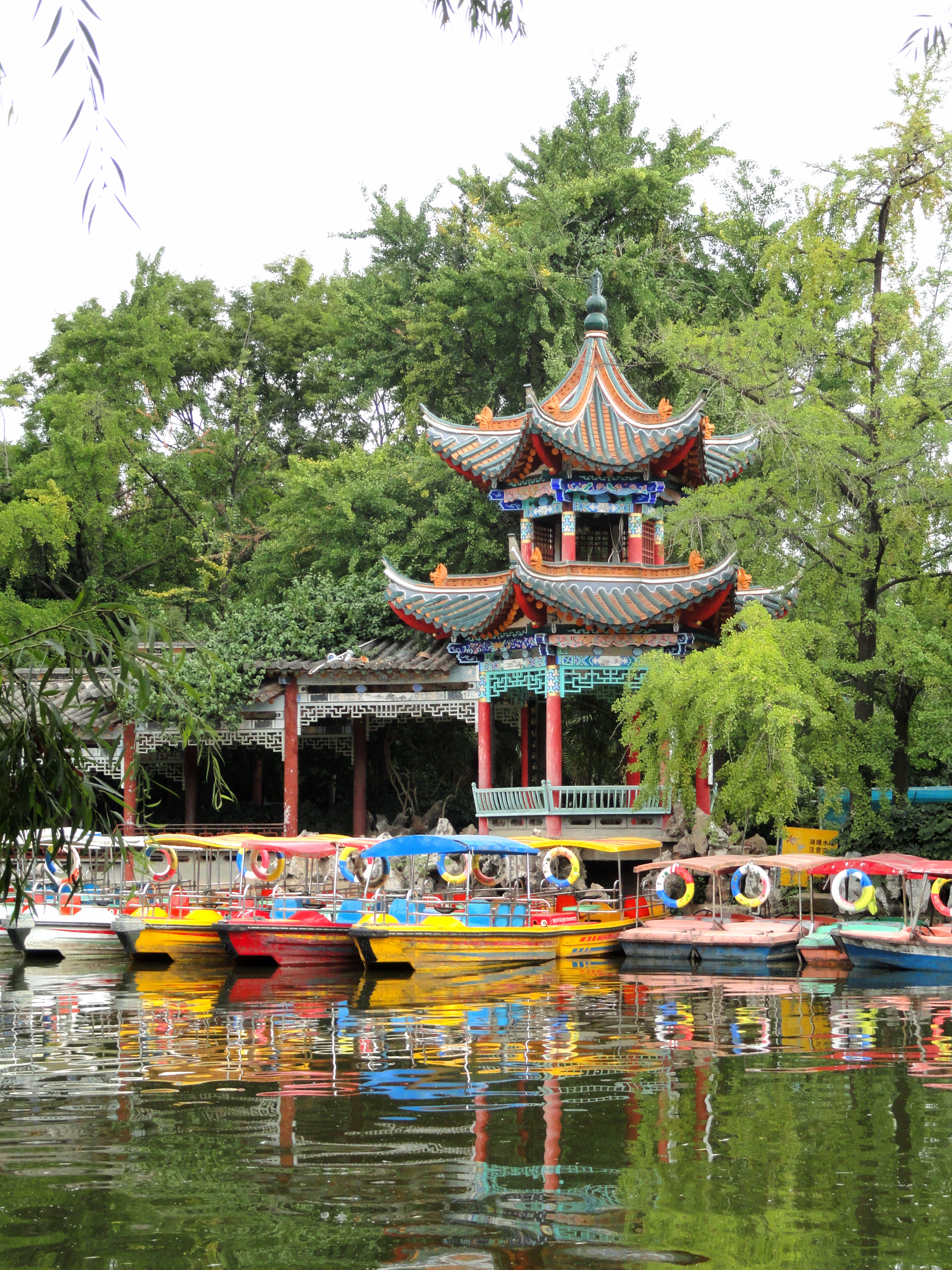 Green Lake Park in Kunming, where water, willows, and unhurried city life show why the capital often feels gentler than the provinces it opens.