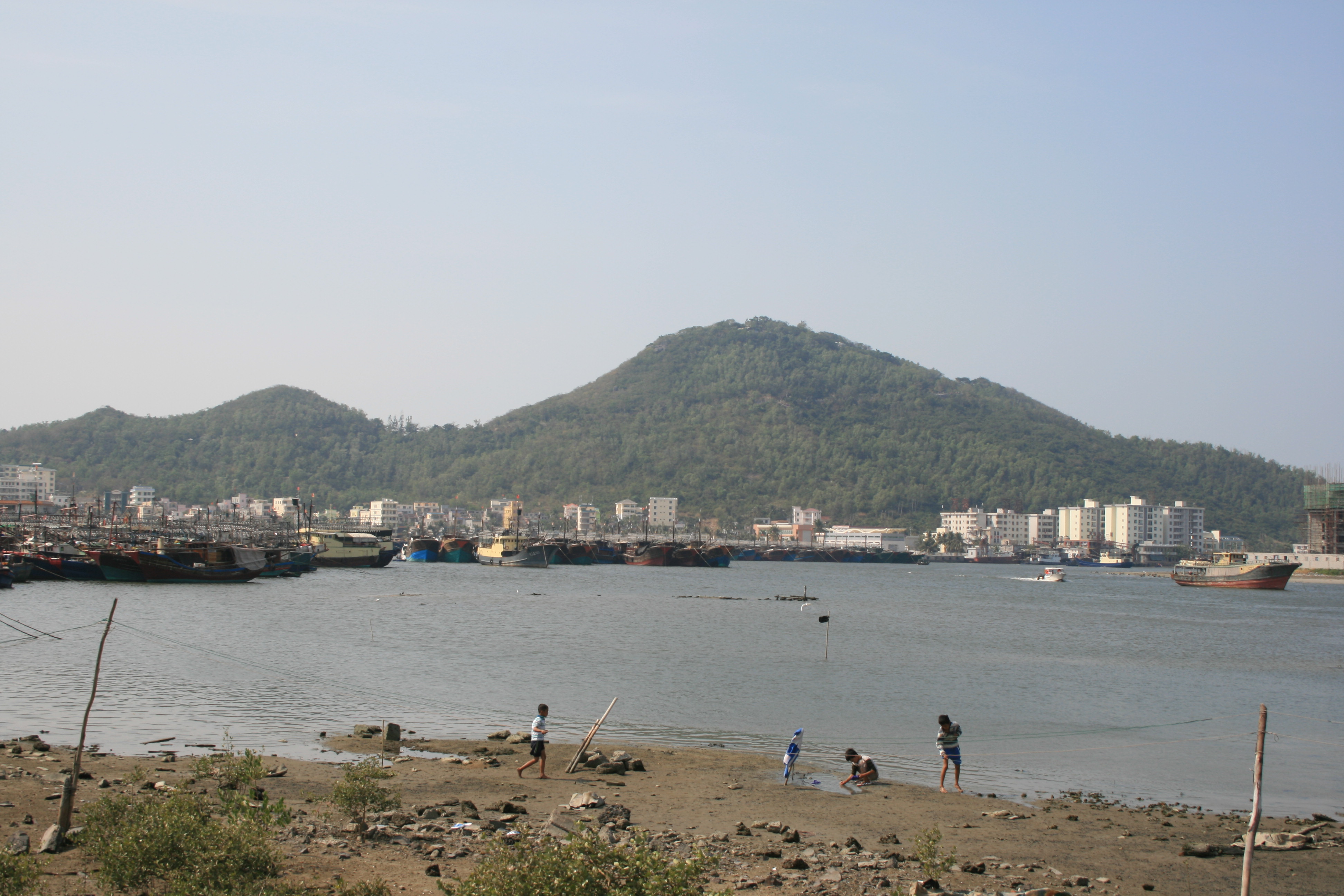 Dadonghai in Sanya, where the beach comes closer to the everyday city and the resort script loosens a little.